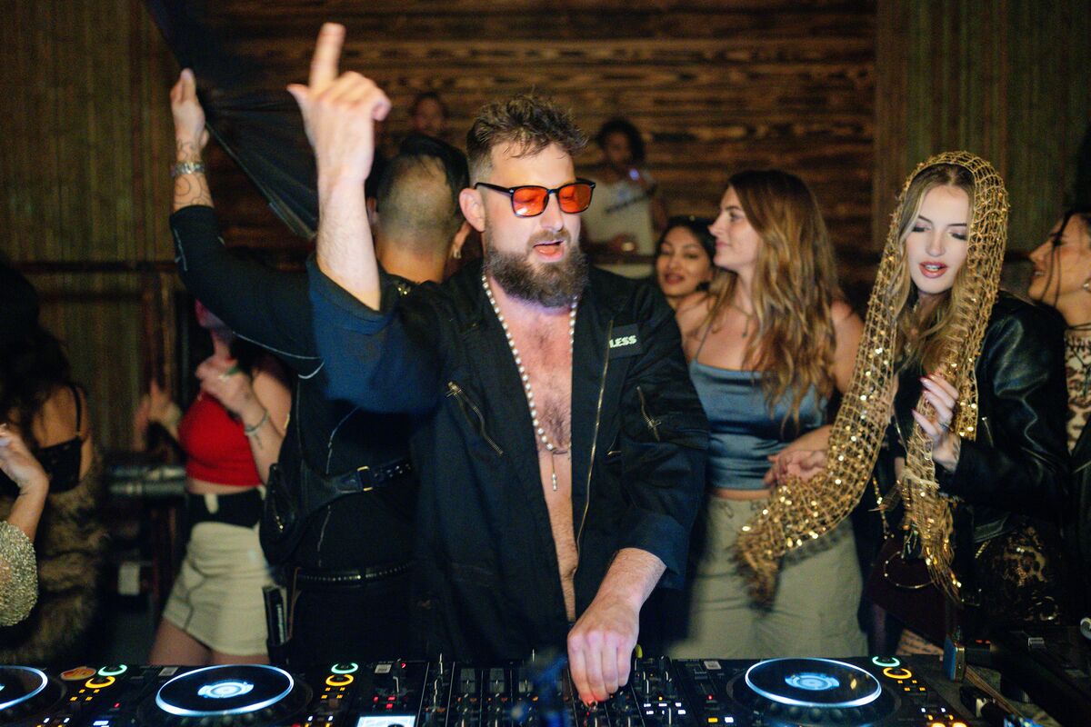 SAYLESS DJing